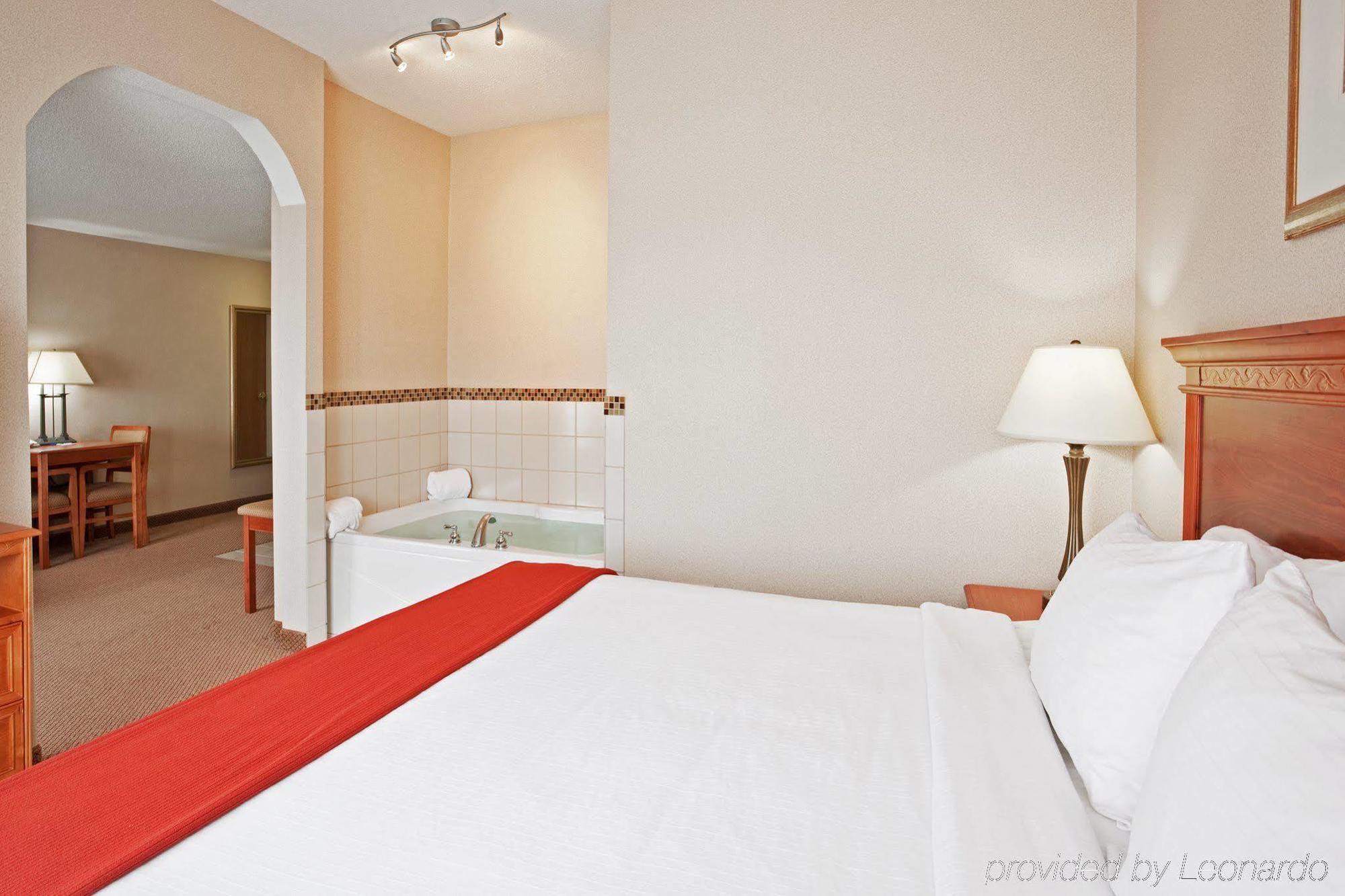 Holiday Inn Express Hotel & Suites Detroit-Utica By Ihg Quarto foto